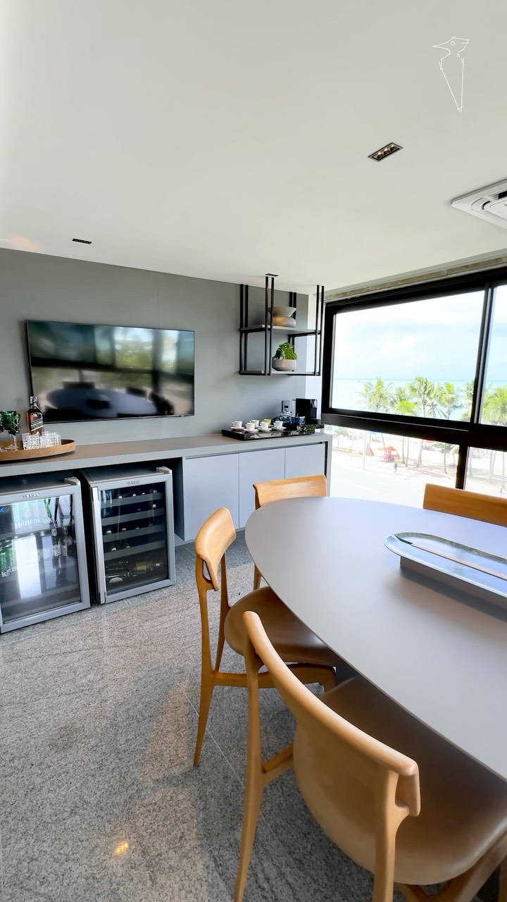 Cozinha gourmet planejada com adega e mesa de jantar sob medida
