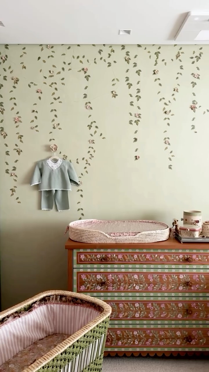 Quarto de bebê: berço e cômoda em marcenaria artesanal