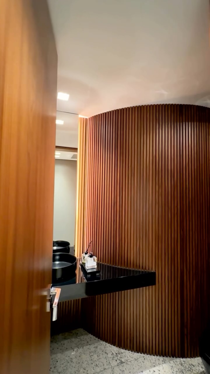 Lavabo revestido em ripado curvo de madeira maciça