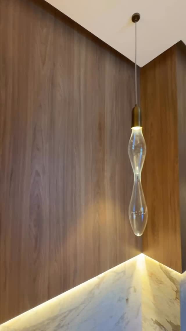 Detalhe de acabamento: painel em lâmina natural e pedra